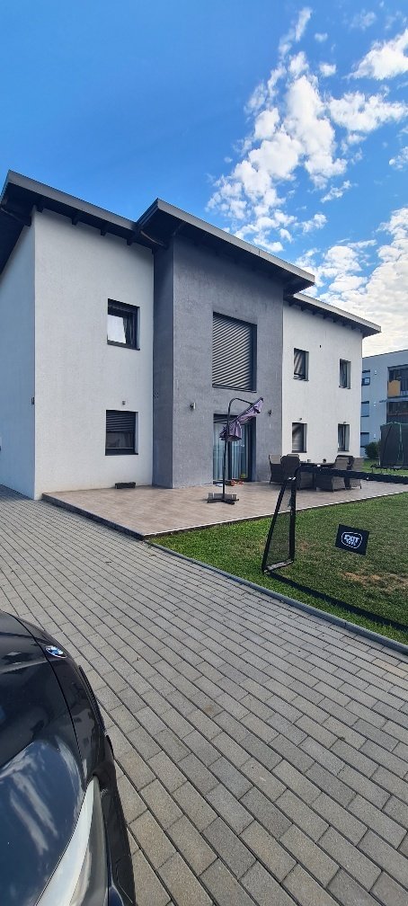 Schönes Mehrfamilienhaus in einer Neubausiedlung Schönes Mehrfamilienhaus in einer Neubausiedlung